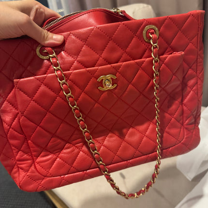Sac cabas Chanel Grand Shopping Tote en cuir caviar bordeaux, taille GM, finitions argentées
