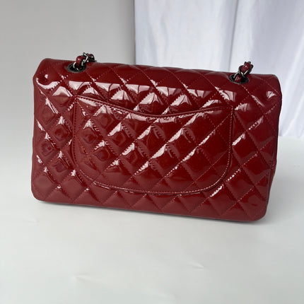Chanel Classique rabat moyen cuir verni rouge finitions argentées