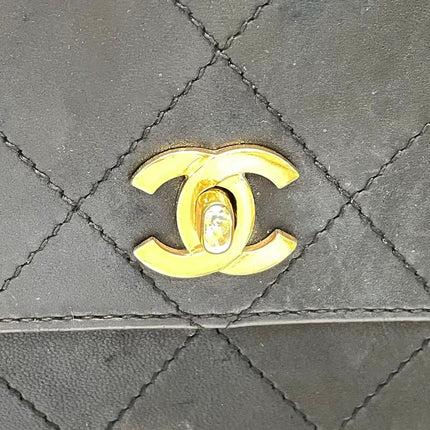 Sac Chanel Vintage Kelly à Rabat en Cuir Noir avec Bandoulière Réglable et Bijouterie en Or 24 carats