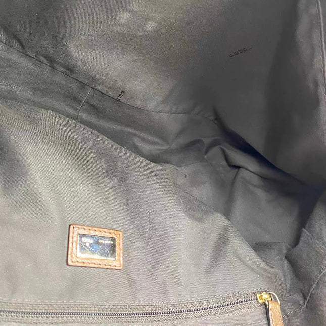 Sac à bandoulière FENDI Baguette en cuir verni froissé noir, grand modèle