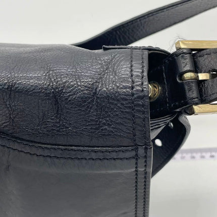 Sac à bandoulière FENDI Baguette en cuir verni froissé noir, grand modèle