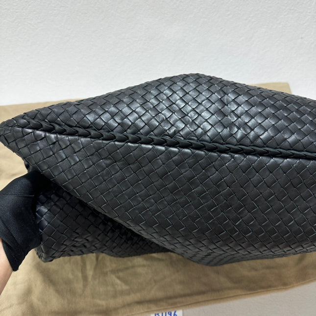 Sold Bottega Veneta Veneta Hobo Large Black 50-53cm Lambskin Leather