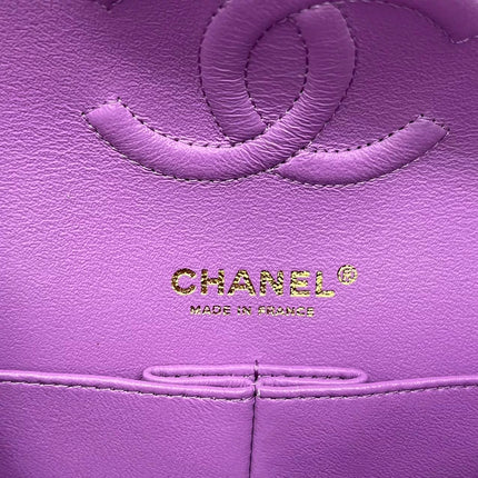 Chanel Classique rabat moyen cuir verni rouge finitions argentées