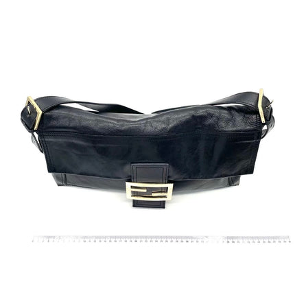 Sac à bandoulière FENDI Baguette en cuir verni froissé noir, grand modèle