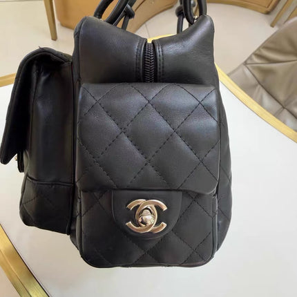 Sac Reporter Grande Taille Chanel Cambon Multipoches en Cuir de Veau Noir Logo Blanc