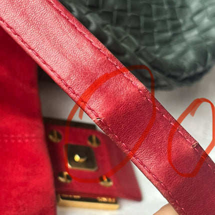 Sac bandoulière FENDI Baguette en velours monogramme FF doré