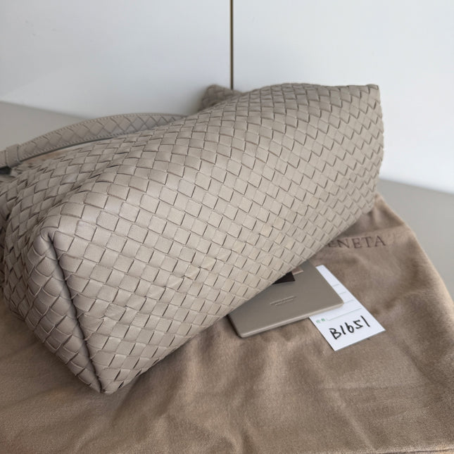 Bottega Veneta Garda Shoulder Bag Intrecciato Nappa Leather Light Grey Large 33cm