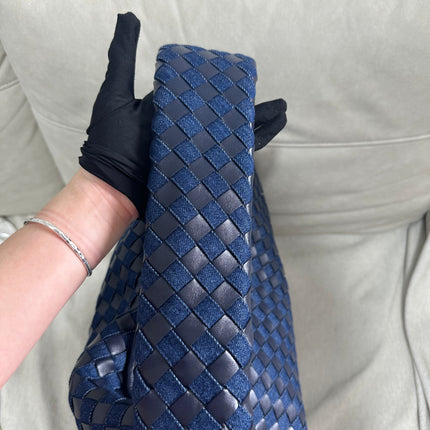 Sac hobo Bottega Veneta Hop grand modèle en cuir et jean Intrecciato bleu marine 55 cm
