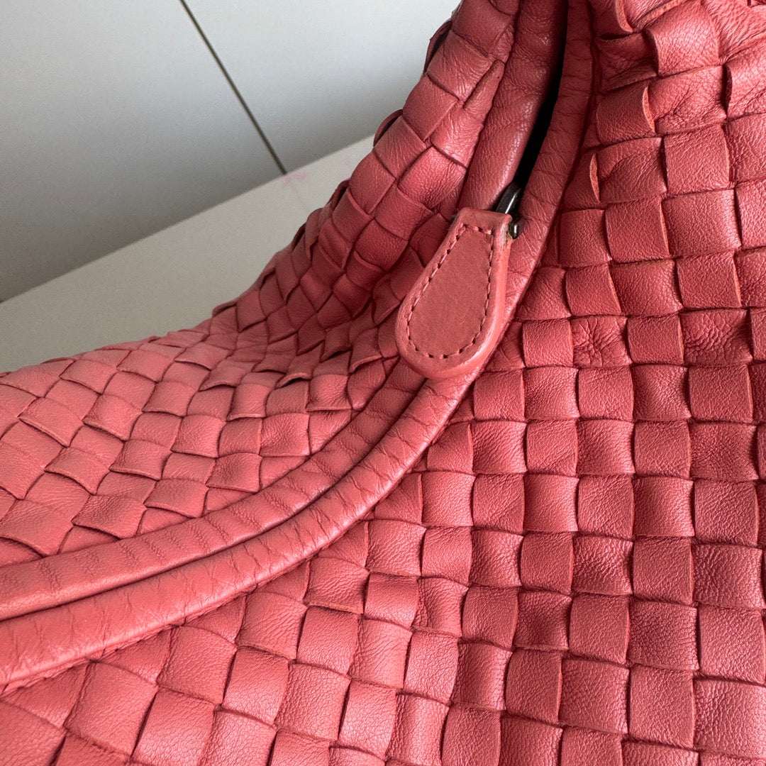 Bottega Veneta Veneta Hobo Medium Coral Intrecciato Leather Bag 47cm