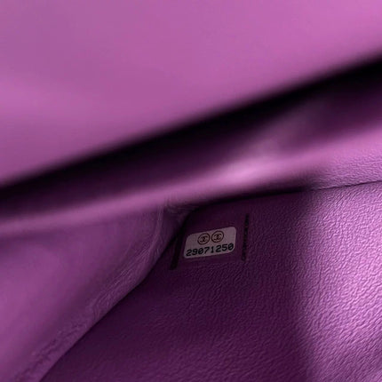 Chanel Classique rabat moyen cuir verni rouge finitions argentées