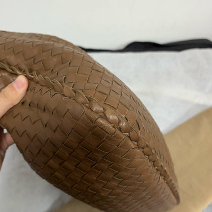 Bottega Veneta Intrecciato Hobo Bag Medium Milk Chocolate Brown Lambskin leather 40cm