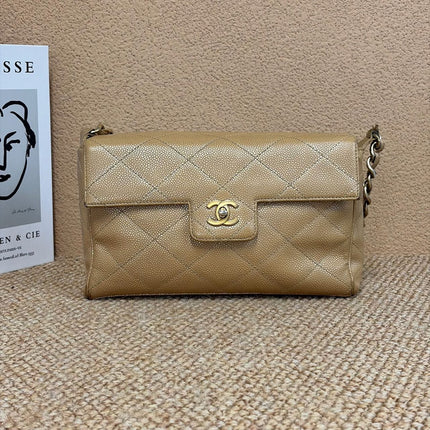 Sac bandoulière Chanel vintage en cuir caviar beige, quincaillerie dorée