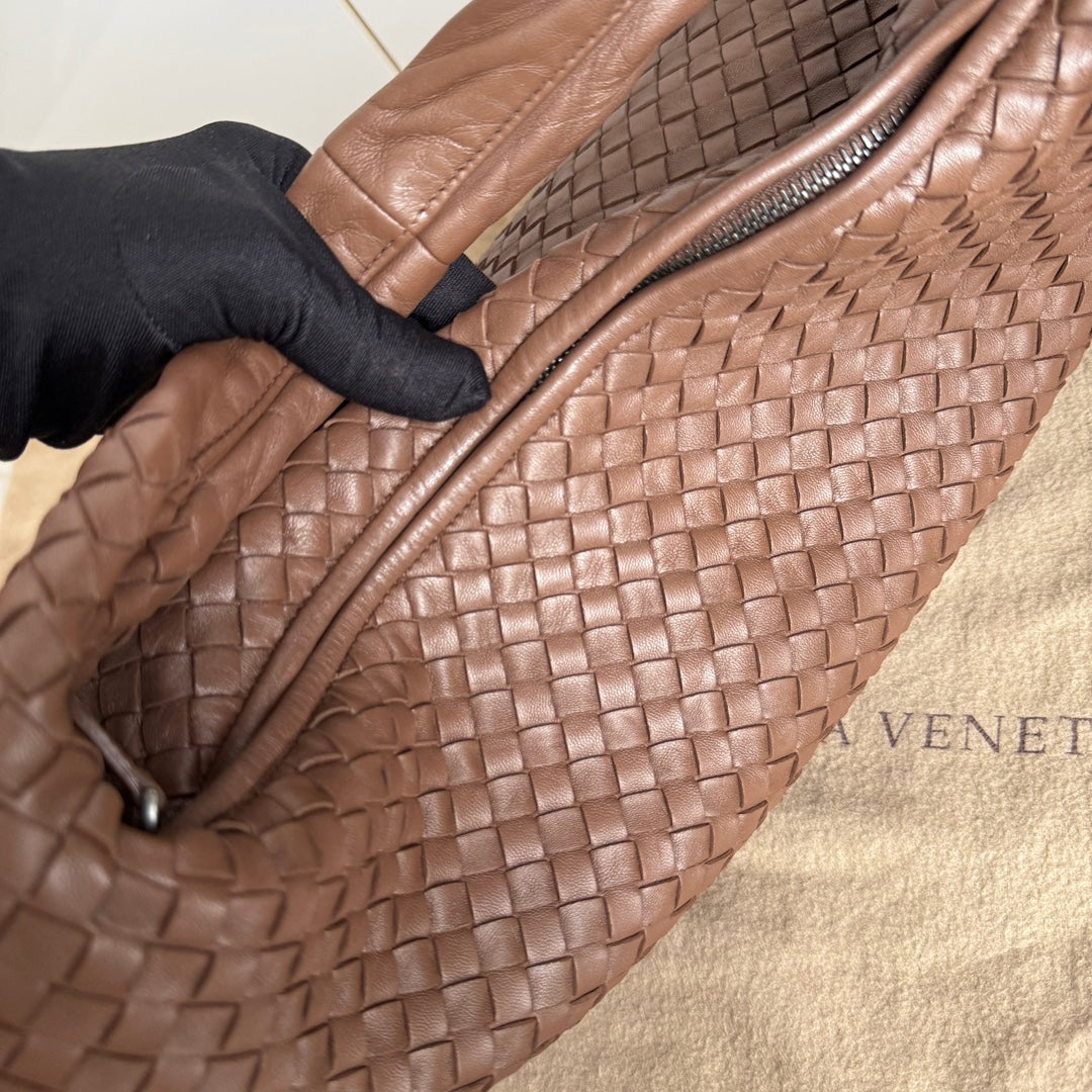 Bottega Veneta Intrecciato Hobo Bag Medium Milk Chocolate Brown leather 47cm