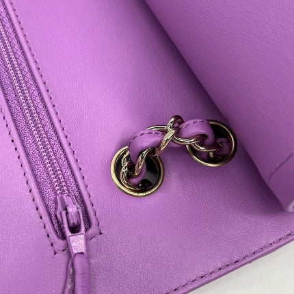 Chanel Classique rabat moyen cuir verni rouge finitions argentées