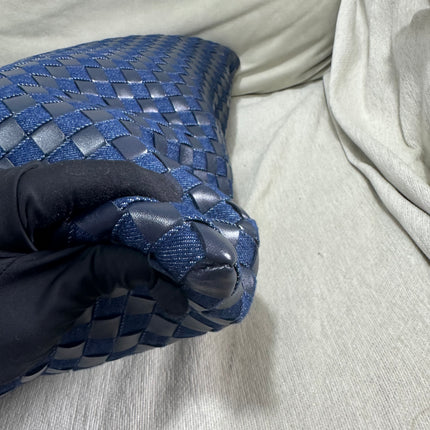 Sac hobo Bottega Veneta Hop grand modèle en cuir et jean Intrecciato bleu marine 55 cm