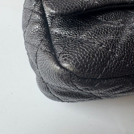 Sac bandoulière Chanel Easy Flap Jumbo en cuir caviar noir avec finition argentée