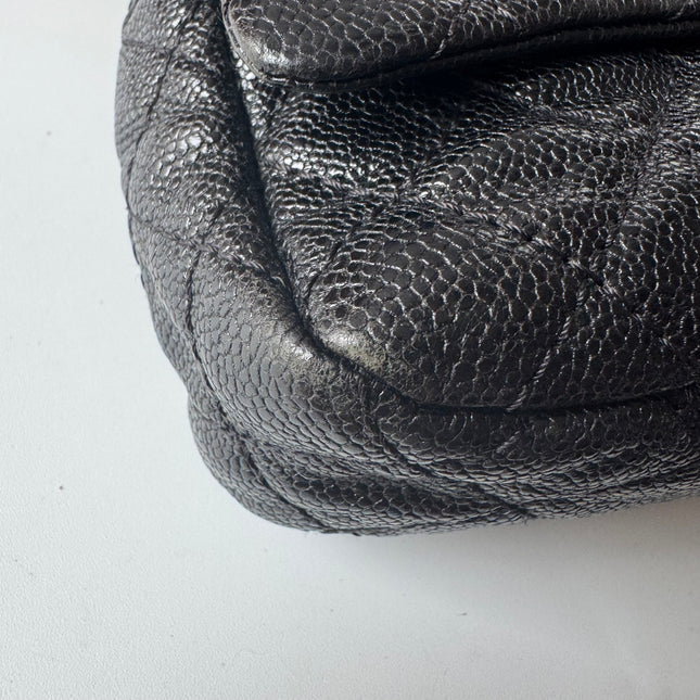 Sac bandoulière Chanel Easy Flap Jumbo en cuir caviar noir avec finition argentée