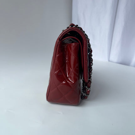 Chanel Classique rabat moyen cuir verni rouge finitions argentées