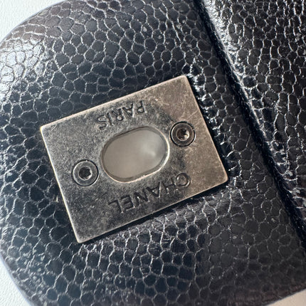 Sac bandoulière Chanel Easy Flap Jumbo en cuir caviar noir avec finition argentée