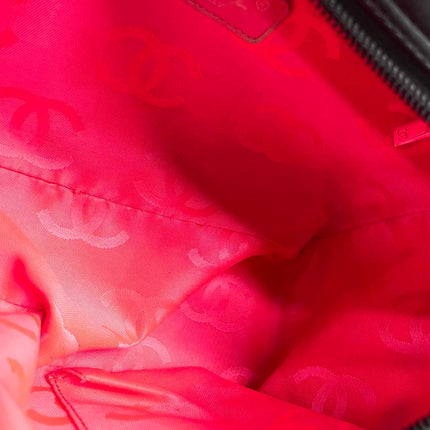 Sac Reporter Chanel Cambon multi-poches, taille moyenne, en cuir de veau noir avec CC noir