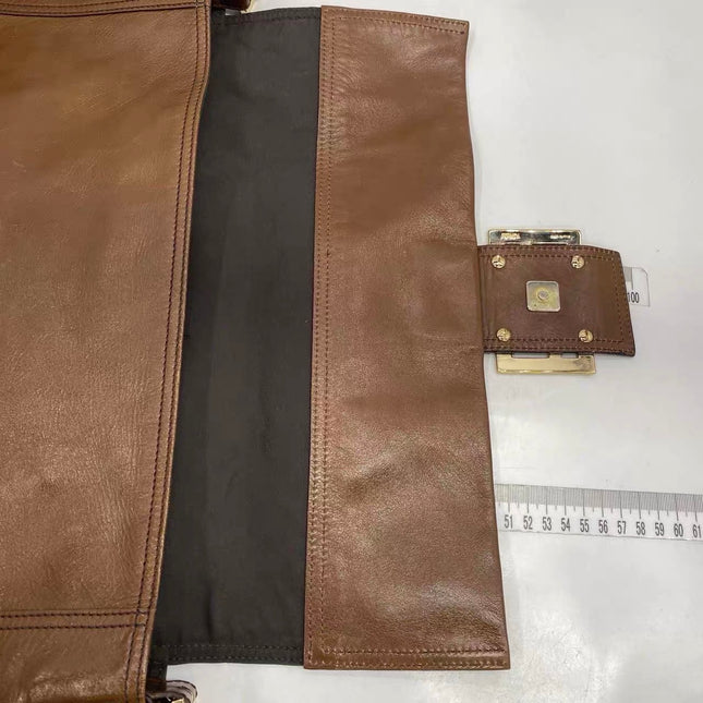 Sac à bandoulière FENDI Baguette en cuir verni froissé noir, grand modèle