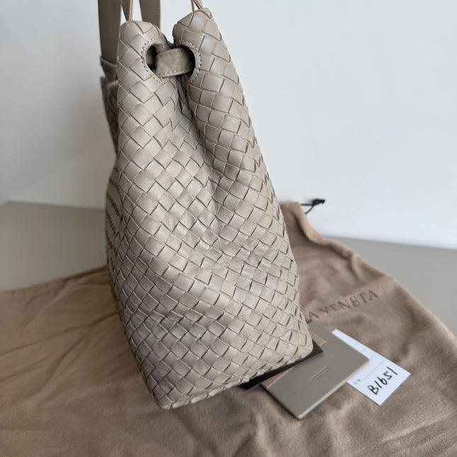 Bottega Veneta Garda Shoulder Bag Intrecciato Nappa Leather Light Grey Large 33cm