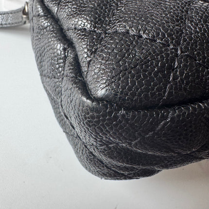Sac bandoulière Chanel Easy Flap Jumbo en cuir caviar noir avec finition argentée
