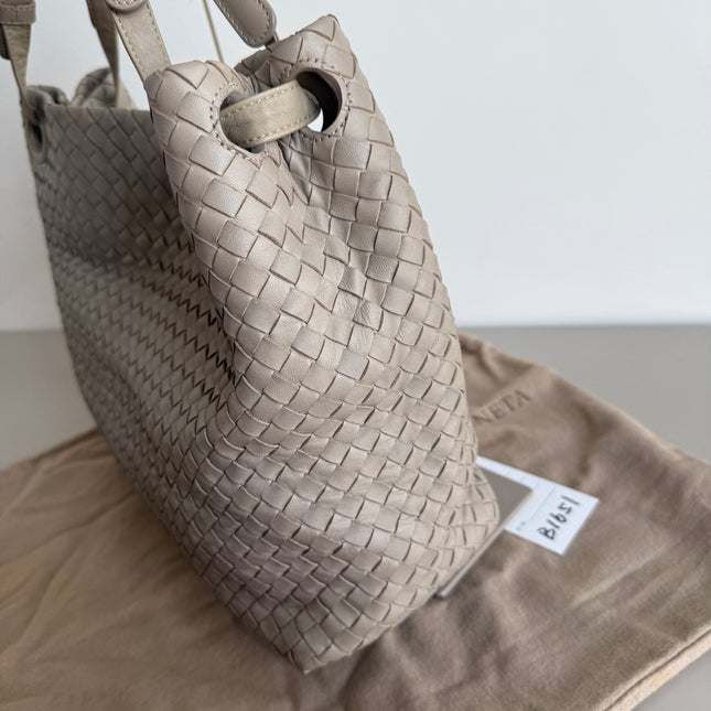 Bottega Veneta Garda Shoulder Bag Intrecciato Nappa Leather Light Grey Large 33cm
