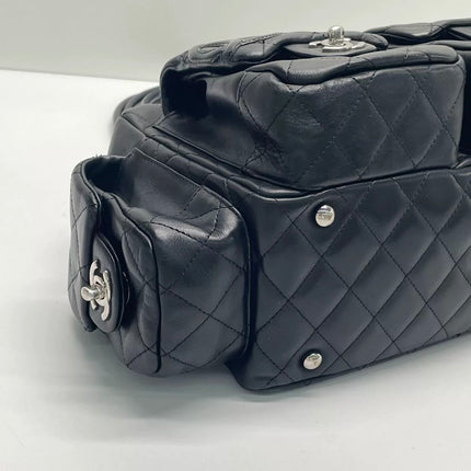 Sac Reporter Chanel Cambon multi-poches, taille moyenne, en cuir de veau noir avec CC noir