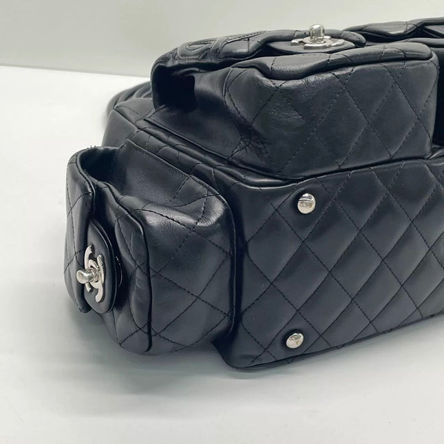 Sac Reporter Chanel Cambon multi-poches, taille moyenne, en cuir de veau noir avec CC noir
