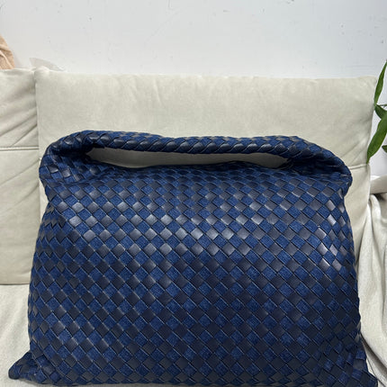 Sac hobo Bottega Veneta Hop grand modèle en cuir et jean Intrecciato bleu marine 55 cm