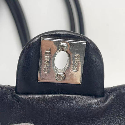 Sac Reporter Chanel Cambon multi-poches, taille moyenne, en cuir de veau noir avec CC noir