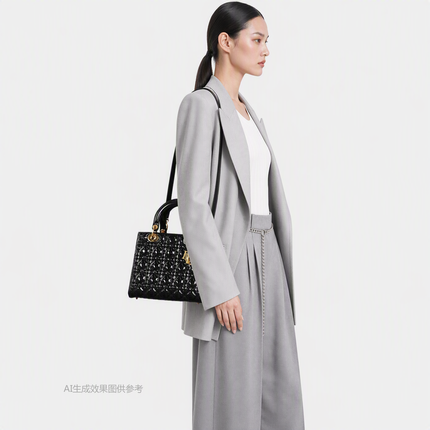 Sac à main Lady Dior moyen en cuir verni noir avec quincaillerie dorée vendu