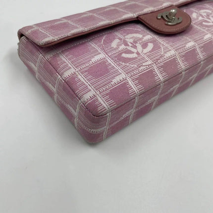 Chanel East West Chocolate Bar en jean rose avec motifs Coco