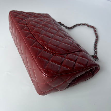 Chanel Classique rabat moyen cuir verni rouge finitions argentées