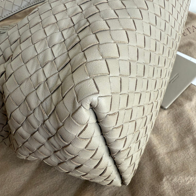 Bottega Veneta Garda Shoulder Bag Intrecciato Nappa Leather Light Grey Large 33cm