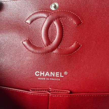 Chanel Classique rabat moyen cuir verni rouge finitions argentées