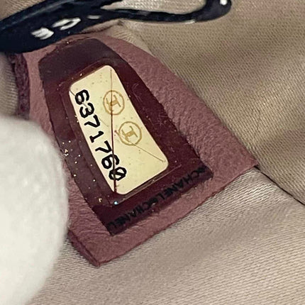 Chanel East West Chocolate Bar en jean rose avec motifs Coco