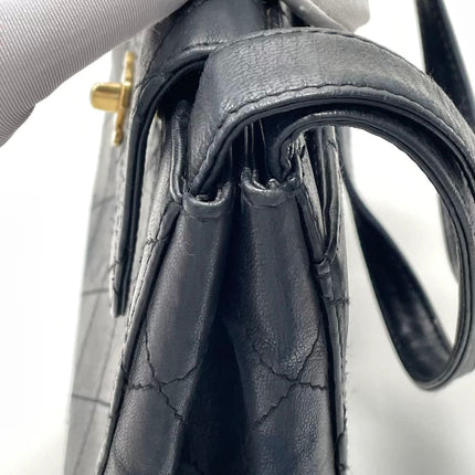 Sac Chanel Vintage Kelly à Rabat en Cuir Noir avec Bandoulière Réglable et Bijouterie en Or 24 carats