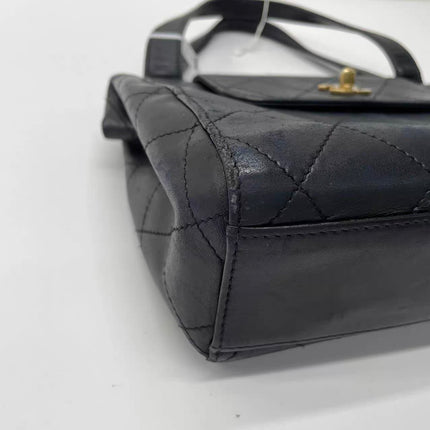 Sac Chanel Vintage Kelly à Rabat en Cuir Noir avec Bandoulière Réglable et Bijouterie en Or 24 carats