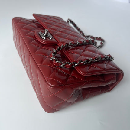 Chanel Classique rabat moyen cuir verni rouge finitions argentées