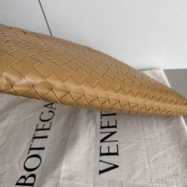 Bottega Veneta Hop Hobo Medium Leather Nutty Brown