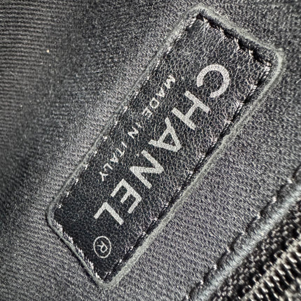 Sac bandoulière Chanel Easy Flap Jumbo en cuir caviar noir avec finition argentée