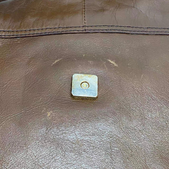 Sac à bandoulière FENDI Baguette en cuir verni froissé noir, grand modèle