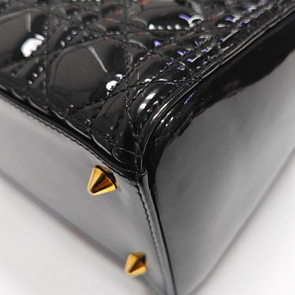 Sac à main Lady Dior moyen en cuir verni noir avec quincaillerie dorée vendu