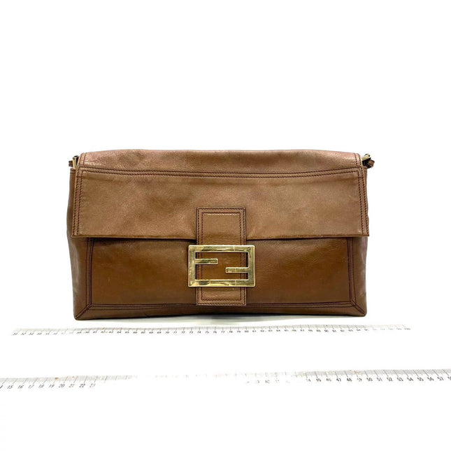 Sac à bandoulière FENDI Baguette en cuir verni froissé noir, grand modèle