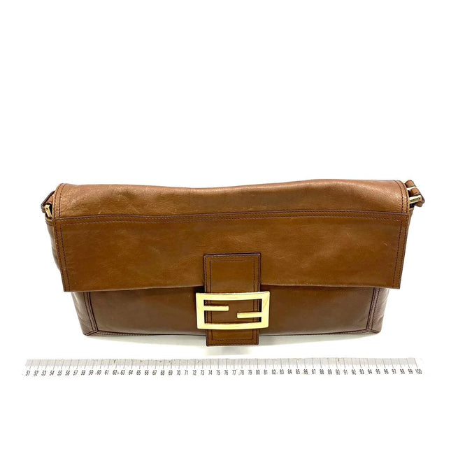 Sac à bandoulière FENDI Baguette en cuir verni froissé noir, grand modèle