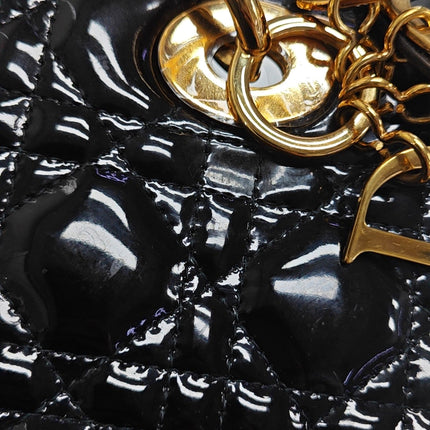 Sac à main Lady Dior moyen en cuir verni noir avec quincaillerie dorée vendu