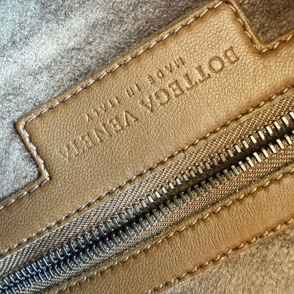 Bottega Veneta Intrecciato Hobo Bag Medium Milk Chocolate Brown leather 47cm