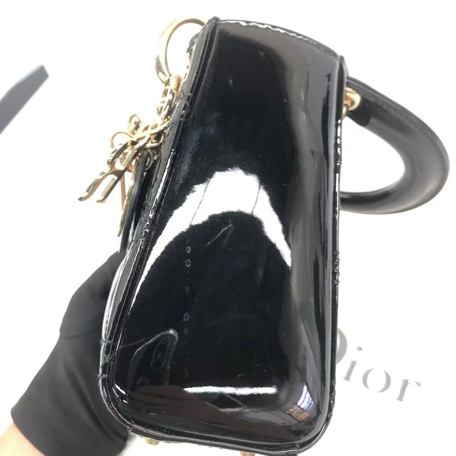 Rote Mini-Handtasche aus Lackleder von Lady Dior mit goldenen Beschlägen